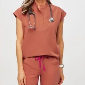 Figs Women’s Terracotta Rafaela Top (S) and Zamora High Waisted 2.0 Joggers (M)